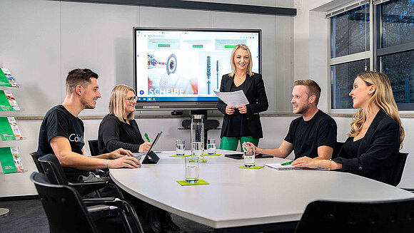 Mitarbeiter der Firma acurata bei einem Meeting im Besprechungsraum.