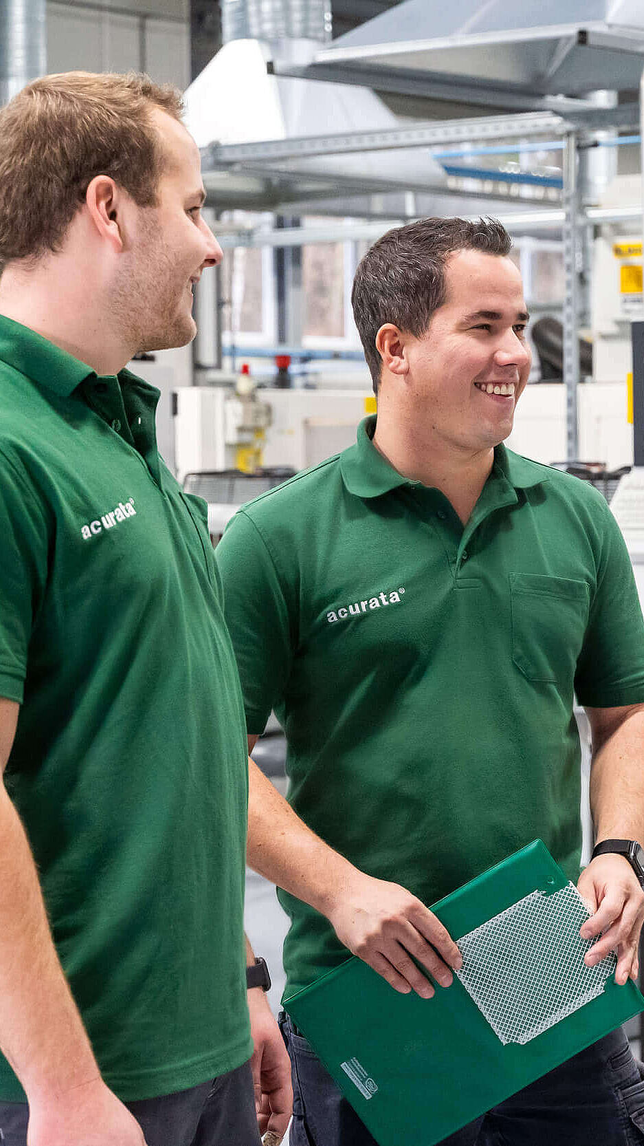 Gemeinsame Mitarbeiterbesprechung bei der Arbeit.