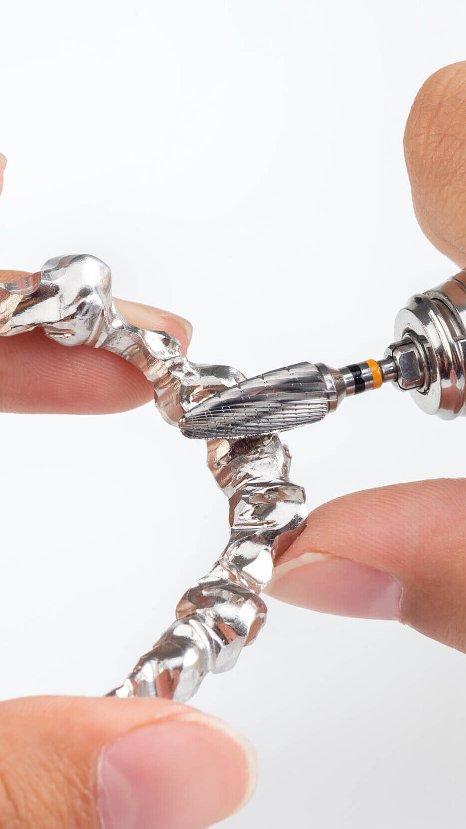 Feinarbeit an einer Zahnprotese mit einem acurata austria bohrer.