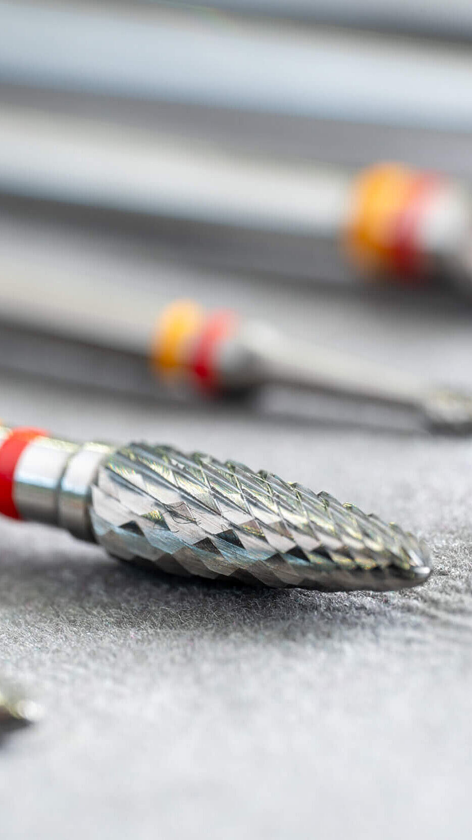 Nahaufnahme von Zahnmedizinischen acurata austria Bohrern.